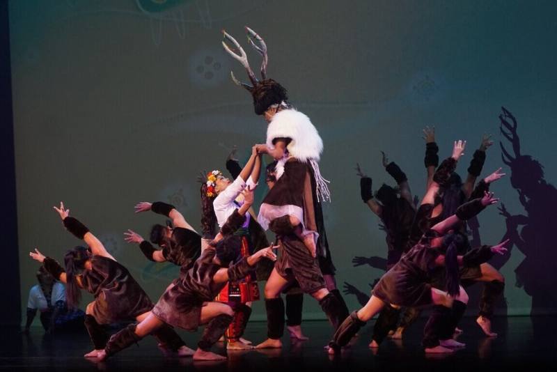 娜麓灣樂舞劇團樂舞新作以台東卑南族建和部落流傳的「神鹿與少女」傳說為靈感，推出「Saliyaliyan－印象Kasavakan」，結合傳統歌謠、現代表演與部落集體記憶，將帶領觀眾穿越神話、走入文化發源地。（原住民族委員會原住民族文化發展中心提供）