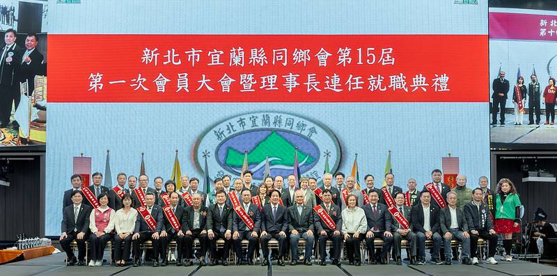 總統和出席人員合影