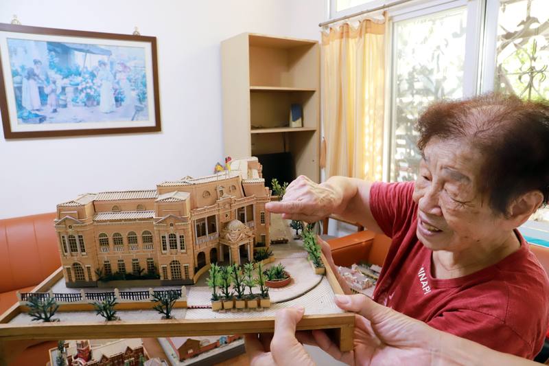 89歲黃麗琴無師自通製作建築模型，將生活化為創作泉源，其中她最喜歡的作品為台灣總督府專賣局，精緻作工讓人驚艷