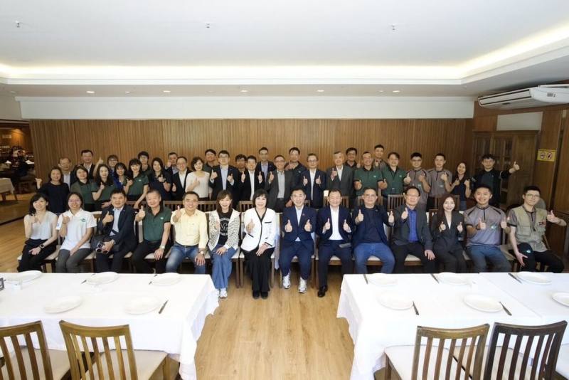 立法院副院長江啟臣率跨黨派立委訪問團21日設宴款待駐巴拉圭大使館駐外人員及技術團。江啟臣表示，駐外人員在異鄉高度展現專業，為中華民國的能見度付出巨大貢獻，堪稱「台灣之光」。 （立法院提供）