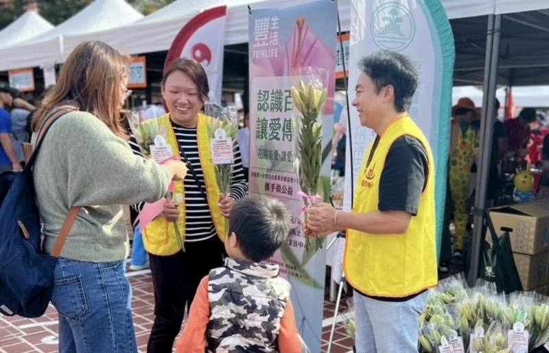 新竹縣政府23日與家扶中心在縣府前廣場舉辦「2025年冬暖慈幼園遊會」暨社會福利感恩活動，聚集近百個愛心攤位，透過社區力量為弱勢家庭在歲末增添暖意。（豐邑集團提供）