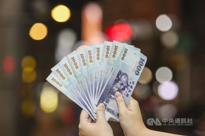 中華郵政24日開放全台郵局臨櫃領取普發現金一萬元。（中央社檔案照片）