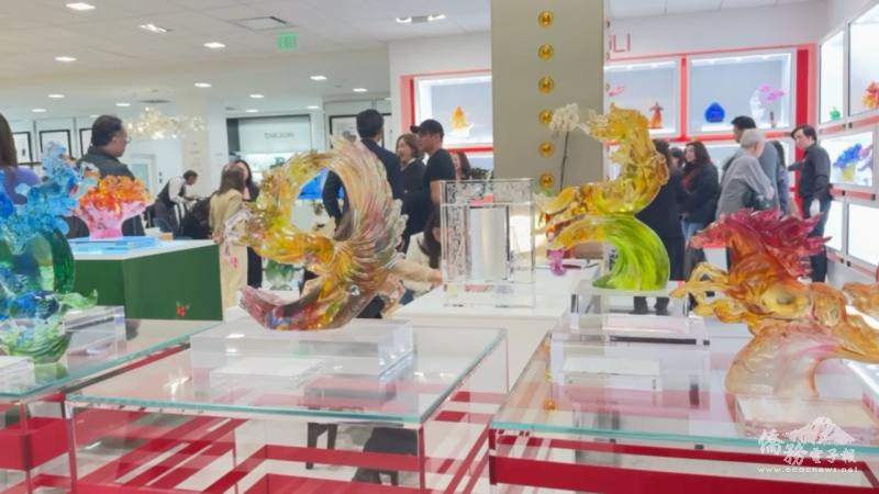 與會來賓在展廳中熱烈交流