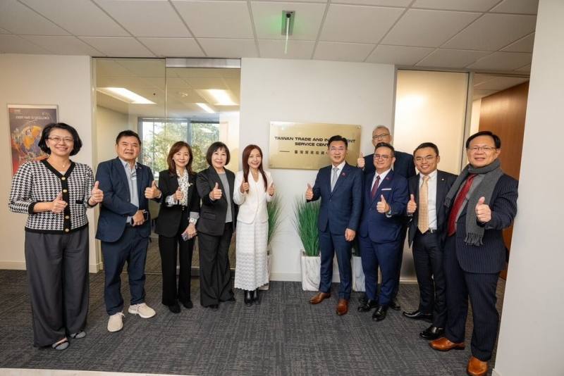 立法院副院長江啟臣率多位朝野立委訪問美國，在當地時間22日抵達達拉斯，與德州政要交流，以及前往「達拉斯台灣貿易投資中心」，關心運作情形。（立法院提供）