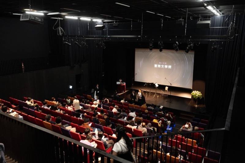 第5屆葉石濤短篇小說文學獎暨第15屆台南文學獎，22日在台南市立圖書館新總館頒獎，今年以「當風吹過南城」主題辦理相關推廣活動及9組文類徵件。（台南市政府提供）