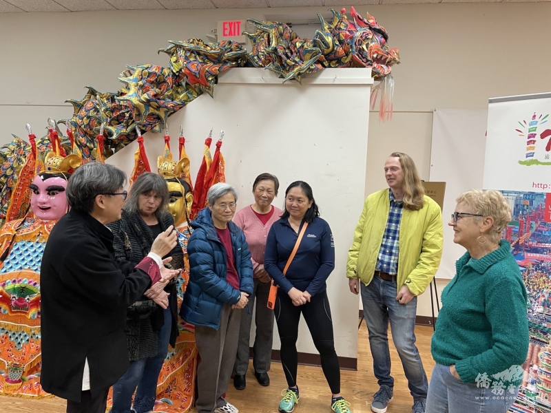 宋永麒向與會者介紹廟會中電音三太子的角色