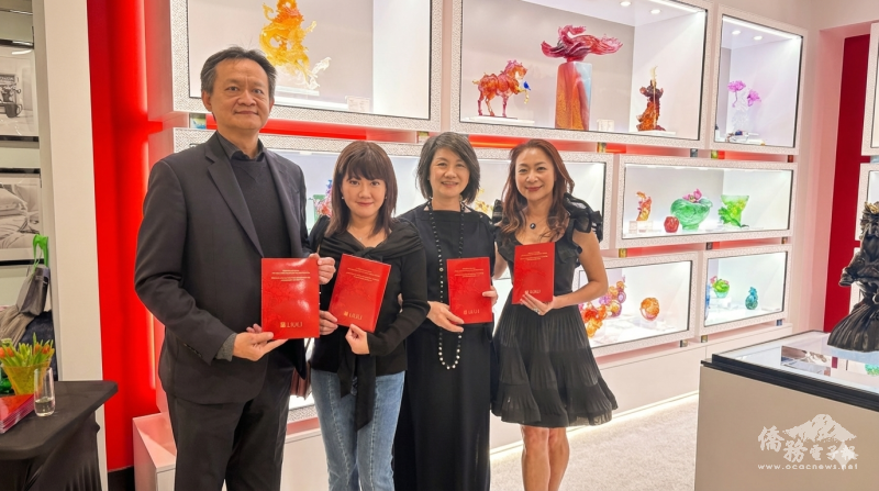 葉旭旻（左起）、蕭蓓如、Lily Yeh及陳怡君在加州柑縣臺美商會與琉璃工房馬年系列新作發表會中