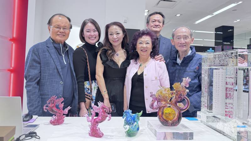 與會來賓近距離欣賞琉璃工房的藝術作品