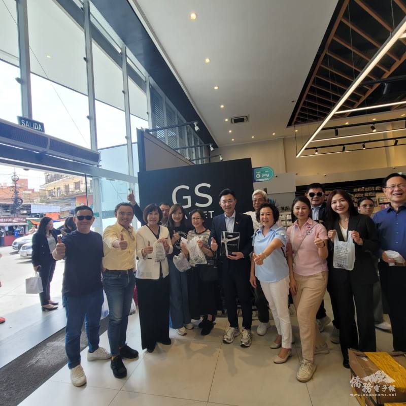 訪團於臺商店家合照