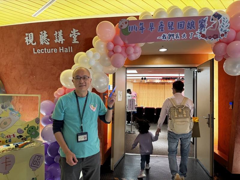 台大醫院22日舉辦早產兒回娘家活動，台大兒童醫院新生兒科主任曹伯年（圖）印象難忘台大最小的早產兒是僅有350公克、22週大的嬰兒，113年已經7歲了，在台大回娘家活動上登台敲打擊樂，讓醫護相當感動