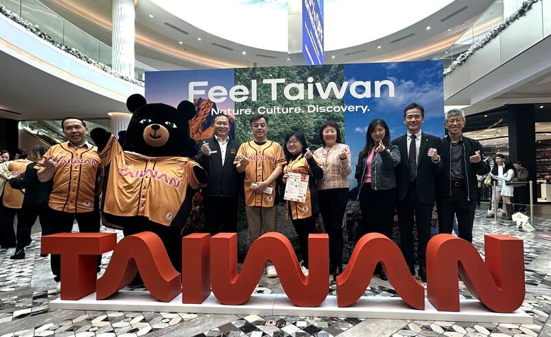 駐舊金山辦事處長伍志翔（右6）、觀光署舊金山辦事處主任李思賢（右5）在快閃活動上推廣台灣