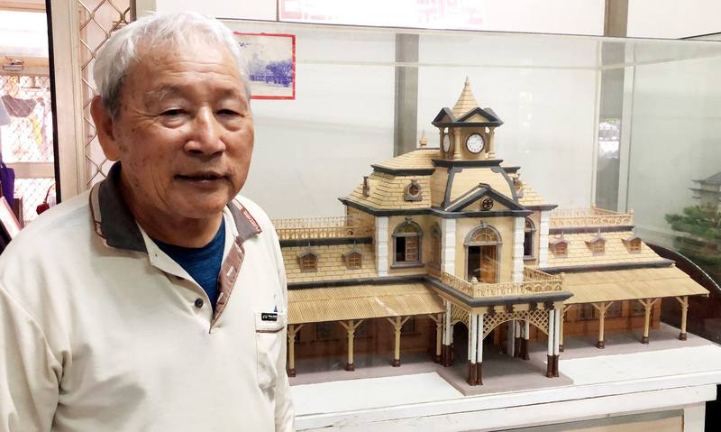 81歲陳振龍憑藉半世紀建築功夫，製作縮小1:20比例建築模型，圖為陳振龍創作的台鐵基隆站模型
