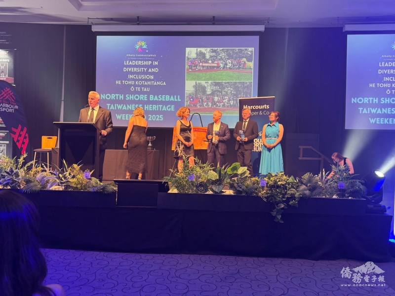 受頒「多元化與包容性領導獎」，左起Mike Bishop (CEO of He Toa Taua Harbour Sport) 、Anna Atkinson ( Chairperson of Upper Harbour Local Board)、Camryn Brown (Captain of Northshore City Baseball Club)、僑務委員施振嘉、理事長林涵婷
