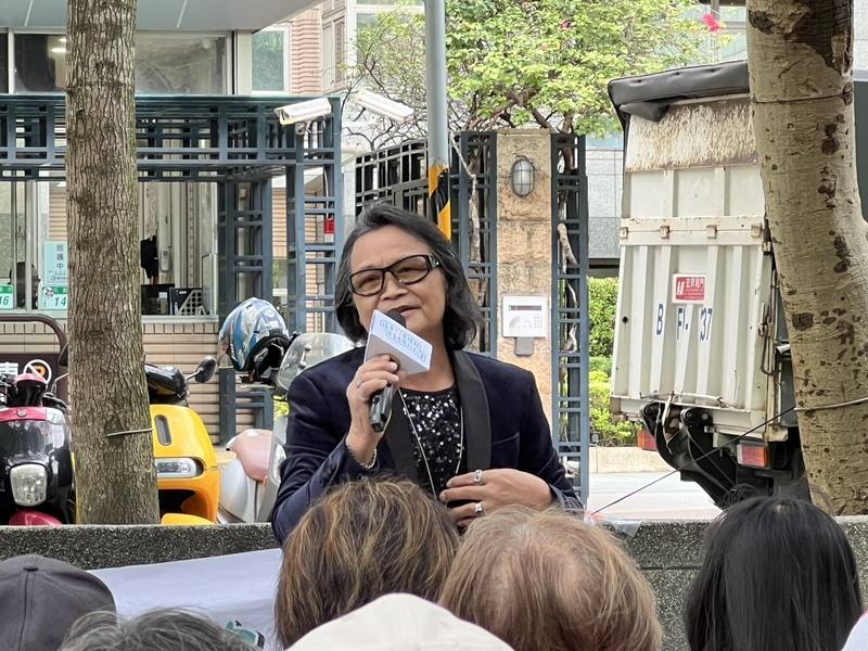 交通部115年5月起將實施高齡換照新制，公路局22日舉辦高齡換照代言人快閃活動，歌手沈文程除了現場帶來演唱外，也喊話明年5月1日將第一個報到