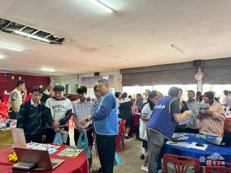 學生與招生團互動提問踴躍