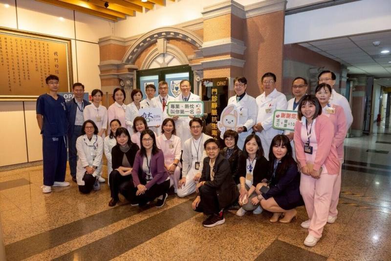 台大醫院門診靜脈抗生素治療（OPAT）中心於21日揭牌啟用，整合急診部、家醫部、內科部、藥劑部、護理部等多專科團隊，目前分早、晚兩時段，預估每天可收30到50人，病患無須住院即可維持原有工作與日常生活。（台大醫院提供）