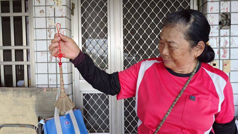 塑膠掃把問市後，傳統槺榔掃帚逐漸沒落，目前乎沒人會做，住嘉義縣朴子市德興里的年過7旬許秋月守著這門技藝半世紀，還創新製作迷你版吊飾