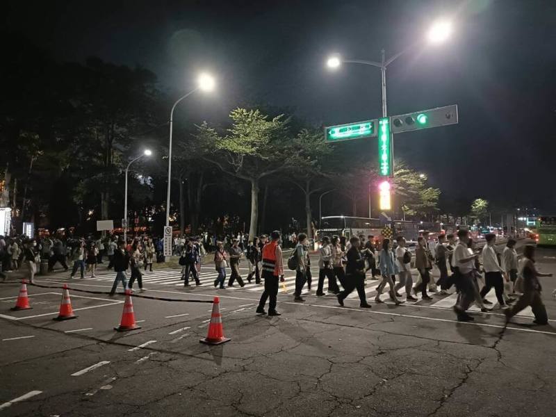 韓國女團TWICE首次到高雄國家體育場（世運主場館）開唱，高雄市政府交通局表示，22日場內外即時人數達6.8萬人。（高雄市交通局提供）