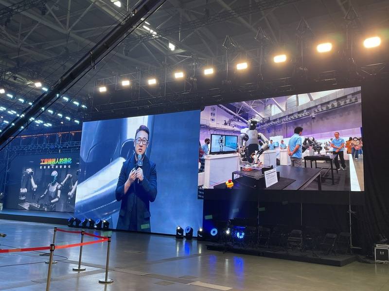 鴻海科技日22日持續登場，鴻海集團數位長史喆（圖）在機器人科技論壇表示，鴻海要打造AI智慧製造生態系，積極布局AI機器人解決方案