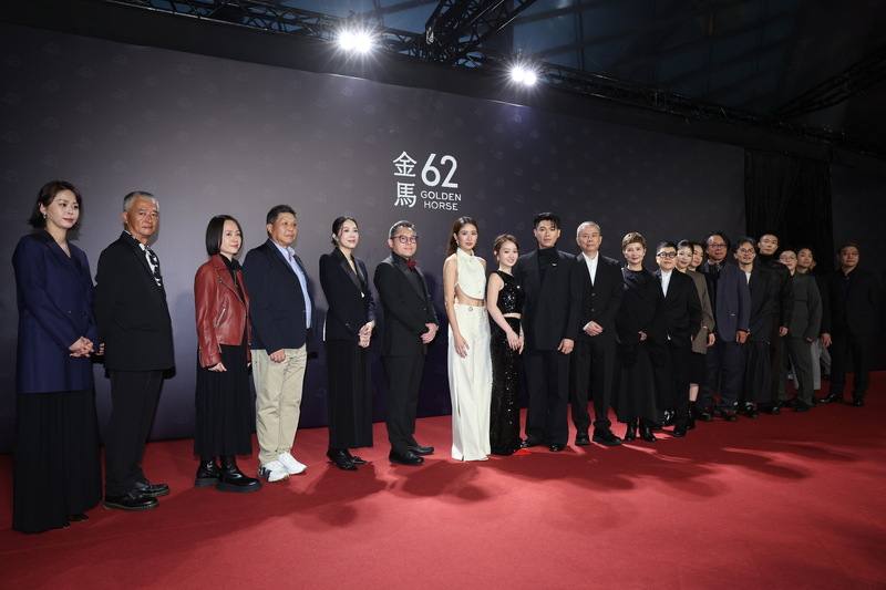 第62屆金馬獎星光大道22日在北流外廣場盛大展開，電影「大濛」入圍最佳男、女主角等多項大獎，劇組團隊開心在紅毯合影留念