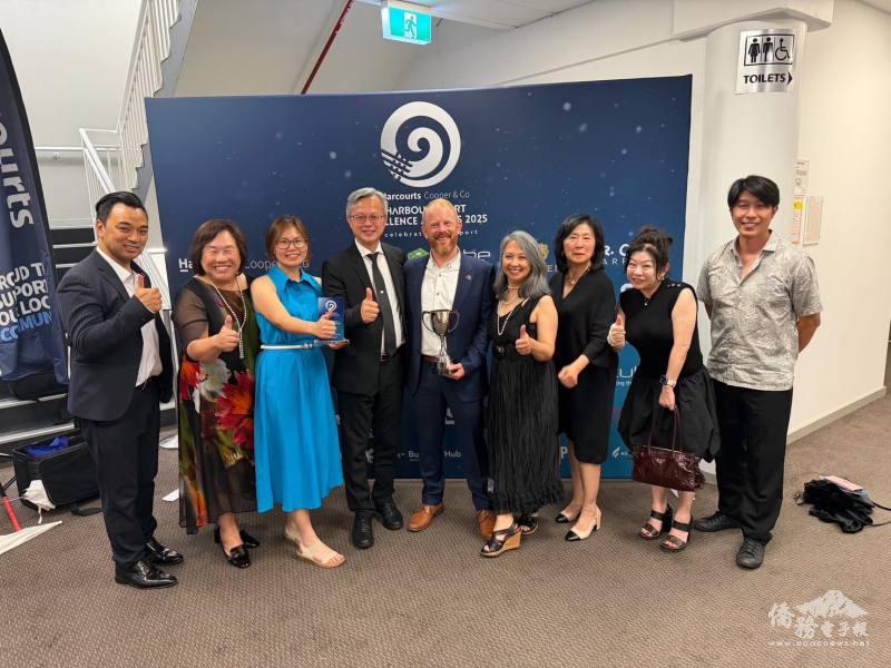 臺灣鄉親會後與北岸棒球俱樂部（NCBC） 隊長Camryn Brown合影