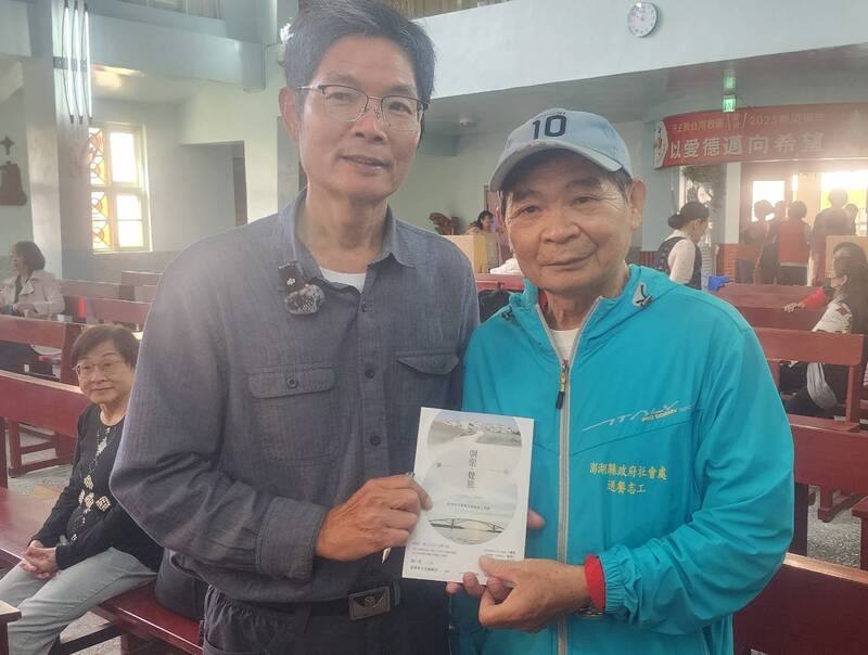 澎湖惠民醫前院長陳仁勇醫師（左）23日在馬公發表「朝聖．覺旅：從西班牙聖雅各到菊島天堂路」新書，並捐贈154冊給澎湖49所中小學，民眾捐款500元作醫院重建基金，也可獲贈1冊