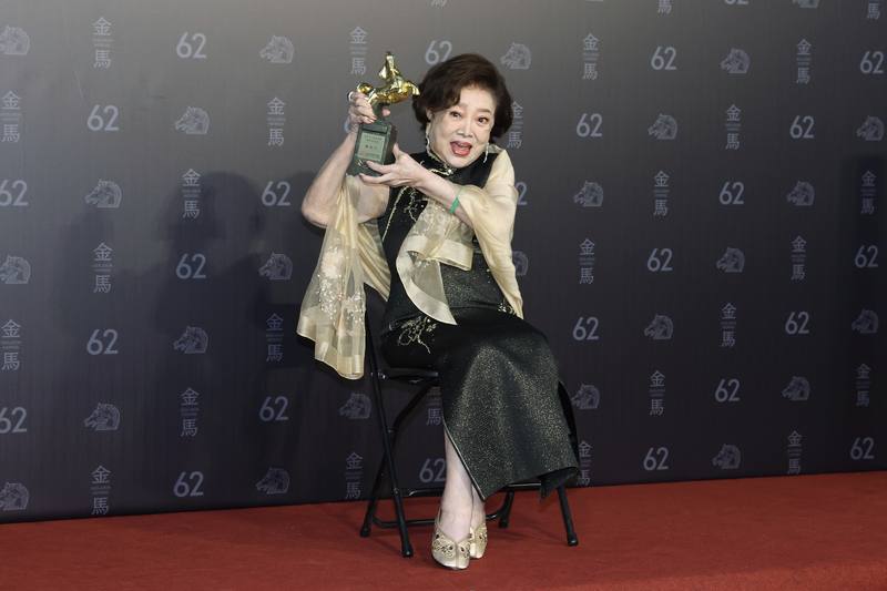 Veteran actress Chen Shu-fang raises her hard-earned Golden Horse Award trophy high in Taipei on Saturday. CNA photo Nov. 22, 2025