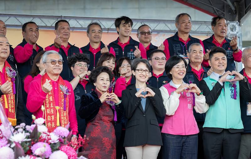 副總統和出席人員合影