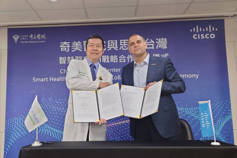 奇美醫院24日舉辦「智慧醫療AI戰略合作啟動儀式」，院長林宏榮（左）與思科全球數位影響力發展辦公室亞太區總監巴博薩（Clarence Barboza）（右）簽署合作備忘錄