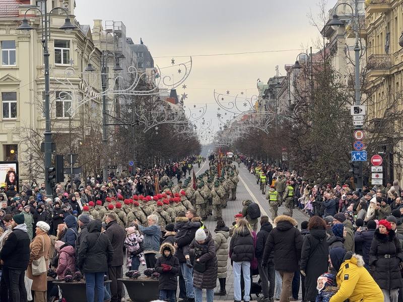 「立陶宛軍隊日」23日舉行閱兵儀式後，軍隊沿市區主街道遊行，吸引眾多民眾前來支持與致敬