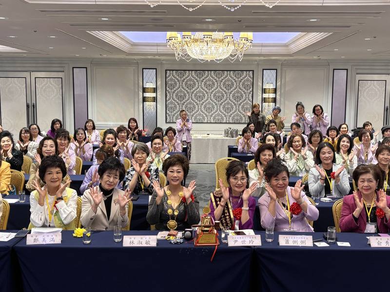 世界華人工商婦女企管協會日本分會23日在東京舉辦會長交接典禮，台日政商界貴賓雲集。前排左起為總會副總會長鄭美滿、前日本參議員山東昭子、世華總會長林淑敏、日本分會第11屆會長尹世玲、第12屆會長蕭悧悧、世華總會監事長俞秀霞