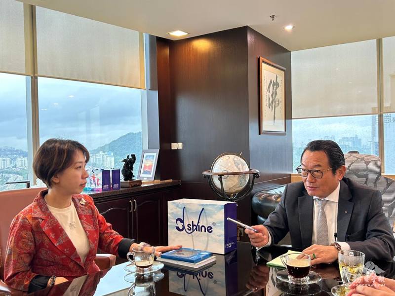 李芳信與李姸慧就企業經營情形深入交流