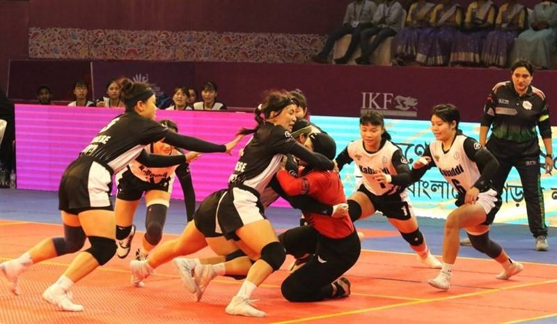 Taiwanese players (in black) fend off Bangladeshi opponents in the World Cup semifinals on Sunday. Photo courtesy of Tsai Wei-yang