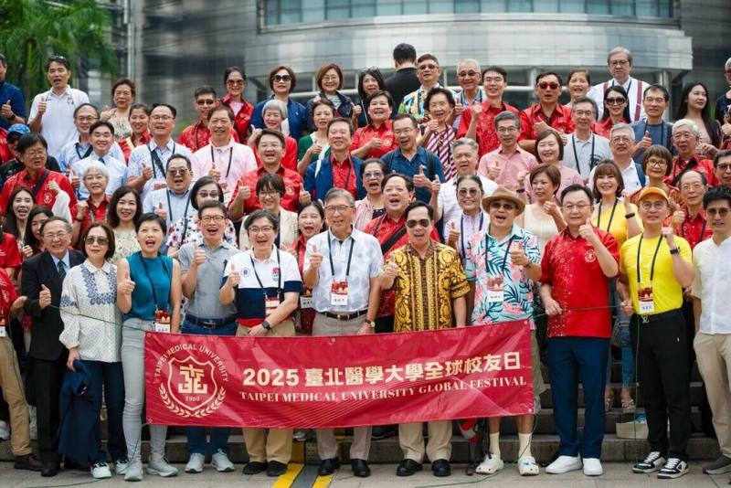 台北醫學大學全球校友日首度移師海外，在馬來西亞吉隆坡舉行，來自台灣、馬來西亞、印度、印尼、美國等地約300名校友與貴賓齊聚。（北醫大提供）