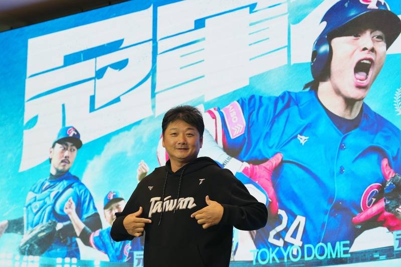 台灣隊總教練曾豪駒24日在台北出席台灣世界棒球12強冠軍紀錄片「冠軍之路」記者會，在胸前比出Team Taiwan手勢接受媒體拍攝