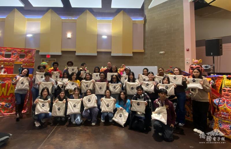 老師陳虹文(左1)、王育慧(第2排左3)與Lindblom Math and Science Academy全體合影