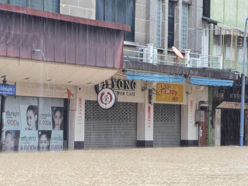 泰國南部宋卡府的合艾週末因豪雨引發嚴重淹水，市區的水位淹至半層樓高，導致交通癱瘓。（榮咖啡台灣和 Happy Shop Taiwan店主提供）