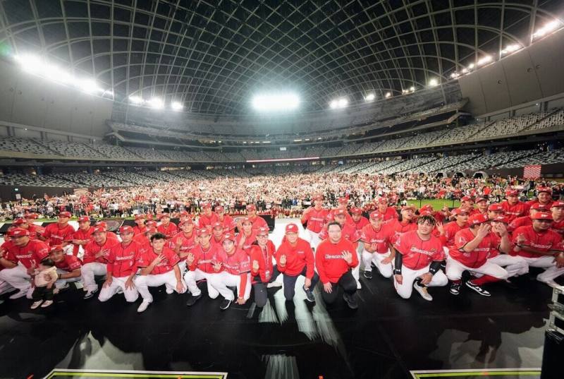 中職味全龍隊今年球季主場總入場人數、場均都創新高，季後球迷感謝祭23日在台北大巨蛋舉辦，吸引近萬人參加。（味全龍隊提供）