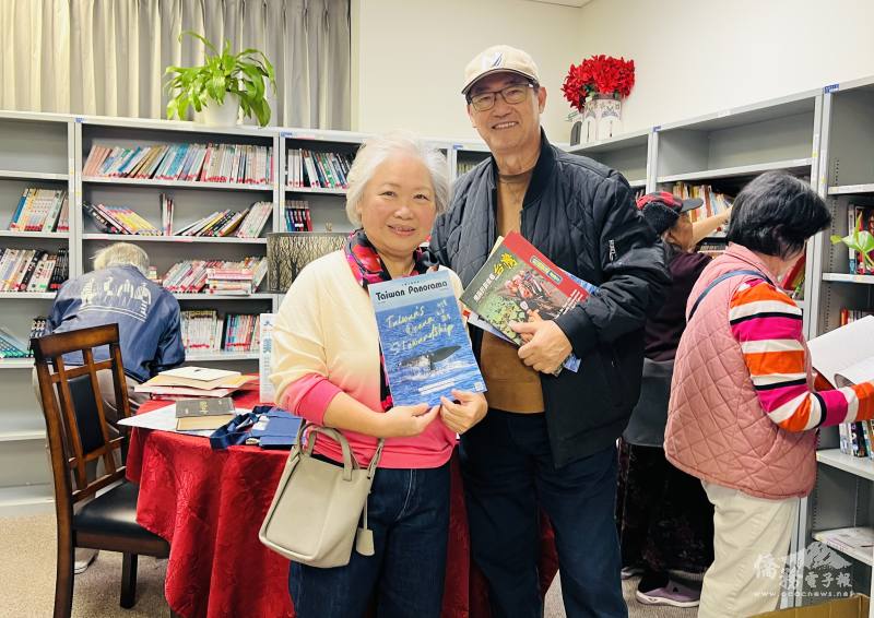 高先生夫婦讚揚中心舉辦曬書節活動，讓他們挑選到自己喜愛的正體華語書籍