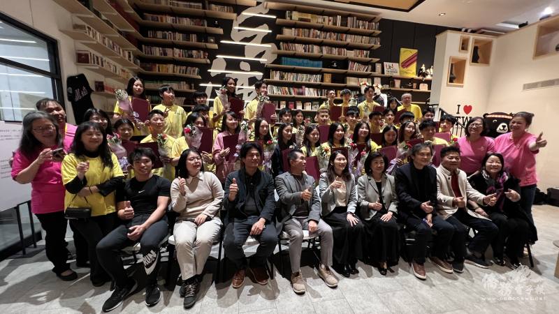 社區領袖力挺FASCA，左起為美國扯鈴協會會長羅英九、紐約文教中心副主任王鈺淇、僑務委員許伯丞、僑務委員鍾文忠、紐約文教中心主任王怡如、僑務委員褚月梅、僑務諮詢委員戴松昌、亞裔未來基金會理事彭志清、世華婦女企協紐澤西分會前會長樓莉莎