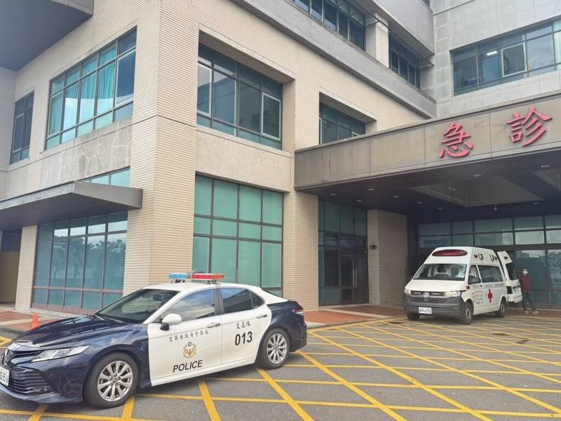 宜蘭縣30餘歲男子19日因意外導致腦出血，送至國立陽明交通大學附設醫院救治後仍不幸腦死，家屬捐出男子的2顆腎臟、心臟與肝臟，23日在警方開道下，將心臟與肝臟送至振興醫院及台北榮民總醫院。（國立陽明交通大學附設醫院提供）