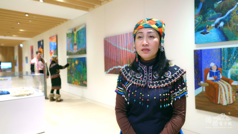 英國劍橋大學畫展開幕式，身著布農族服的Ebu Istanda