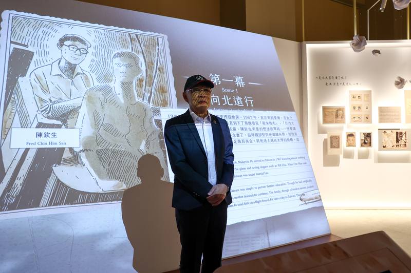 展示台灣人民追求民主自由歷程的「自由花蕊」常設展24日在中正紀念堂1樓展廳開幕，白色恐怖政治受難者陳欽生（圖）參觀展區，並在互動投影牆前留影