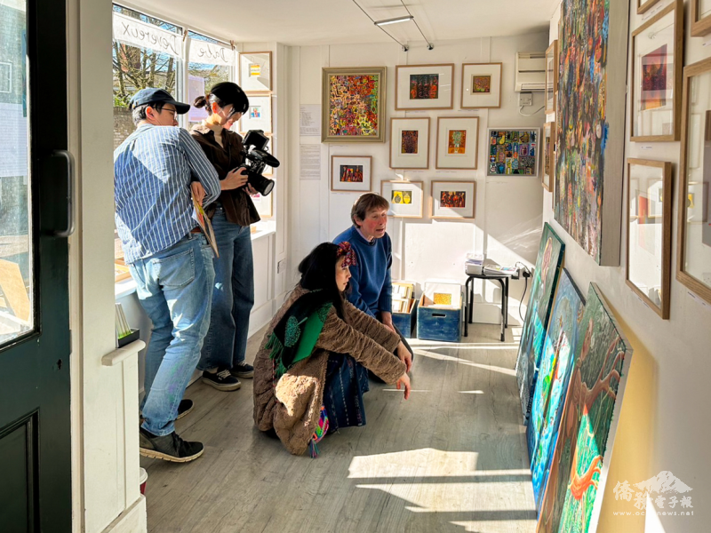 劇組拍攝Ebu拜訪藝廊友人