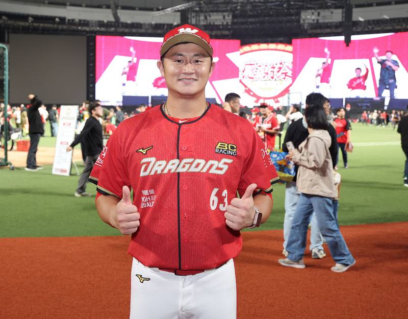 中華職棒味全龍隊捕手蔣少宏（前）收到世界棒球經典賽（WBC）徵詢，他表示，會把自己準備好，若可以再為國家盡一份心力，會是很美好的事情。圖為蔣少宏23日出席味全龍感謝祭活動