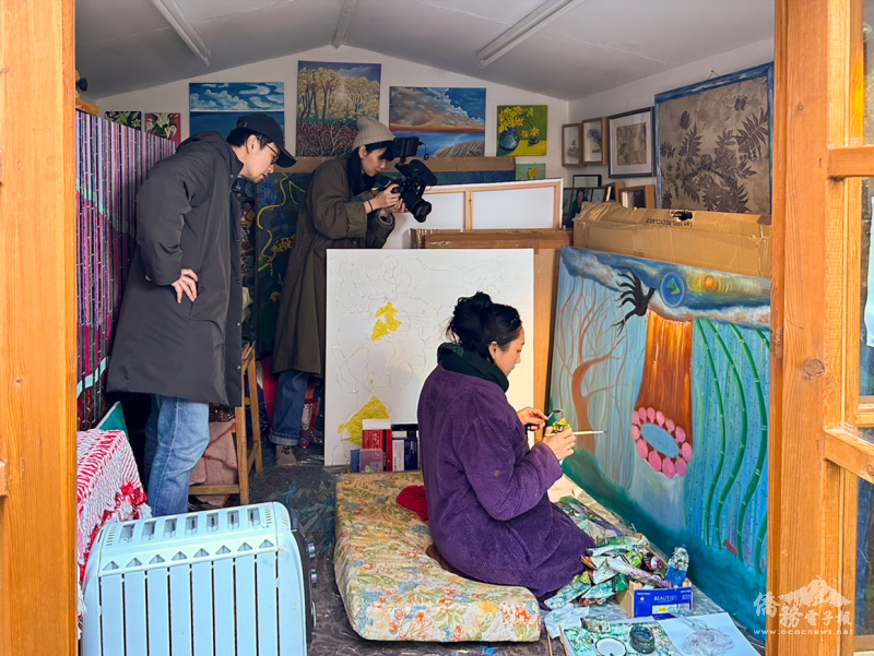 劇組拍攝Ebu於畫室作畫情形