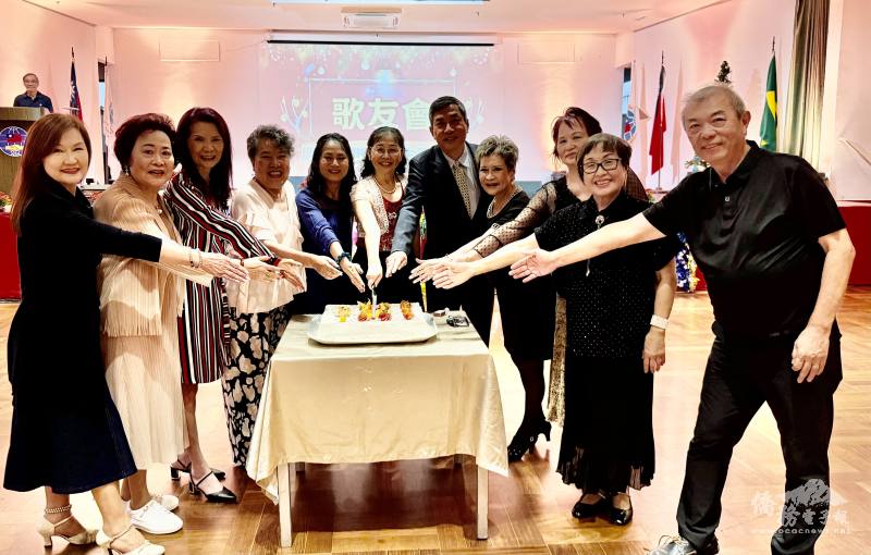 貴賓左三起為巴西華人資訊網創辦人支黃秀莉、中華會館理事長斯碧瑤、臺貿中心主任施懿倫、會長游淑君、僑務諮詢委員張宏昌和壽星合切生日蛋糕