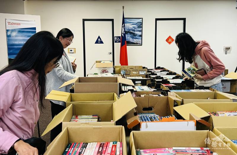 民眾們踴躍地參與橙縣文教中心「感恩曬書節」