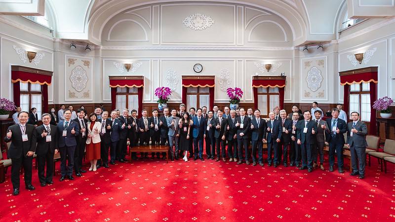 總統和訪賓一行合影