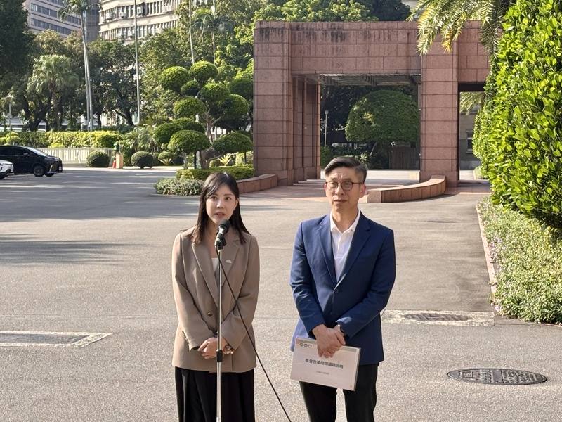 行政立法協調會議24日在行政院舉行，聚焦政院版財劃法修正草案，會後由行政院發言人李慧芝（左）、民進黨立法院黨團幹事長鍾佳濱（右）轉述